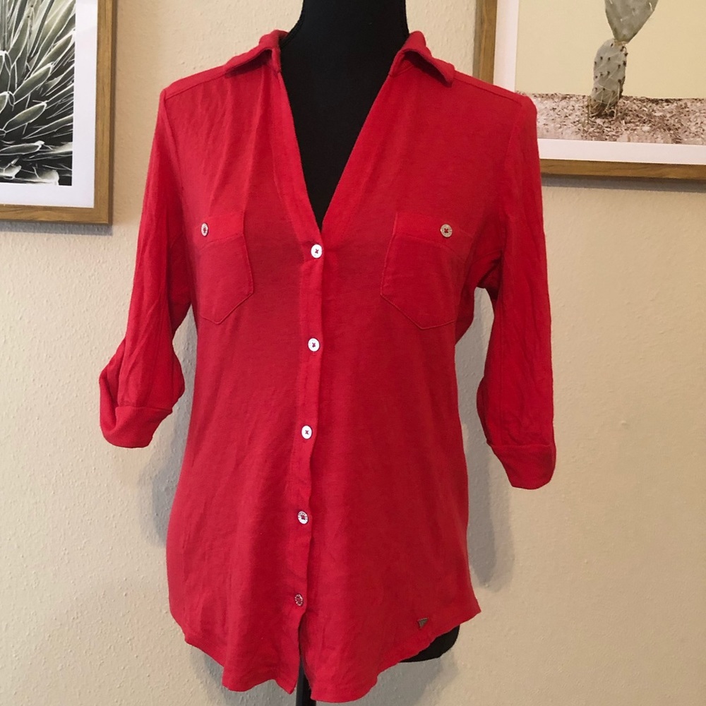 ⭐️ 5/25 Guess Button Down Top